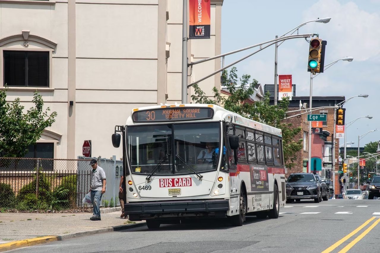 NJ Transit reemplazará los autobús amenazada de cierre de Jersey City, lo que marca una “gran diferencia” en la vida de los locales